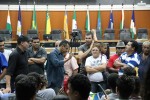 Manifestantes se estranham na ALE