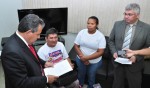 02 - Dep. Chico Guerra com representantes dos deficientes - Foto Charles Wellington