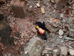 Equipes de resgate procuram por sobreviventes no local da queda edifício em Thane
