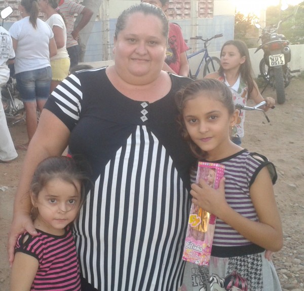 Dona Jailma Braga feliz com a alegria de suas filhas.
