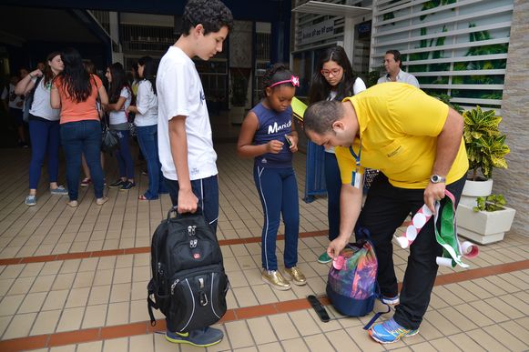 BRASÍLIA, DF, BRASIL,  26-02-2016, A Sociedade Brasileira de Ortopedia e Traumatologia (Sbot) lança, na próxima semana, uma nova campanha de esclarecimento sobre os riscos do excesso de peso do material escolar e a melhor forma de os estudantes carregá-lo.  O Colégio Maristinha de Brasília realiza “blitz das mochilas” Equipes da escola vão receber os alunos, verificar se o peso das mochilas está adequado e orientar os pais sobre os cuidados necessários para evitar o peso excessivo (Foto: Marcello Casal Jr/Agência Brasil)