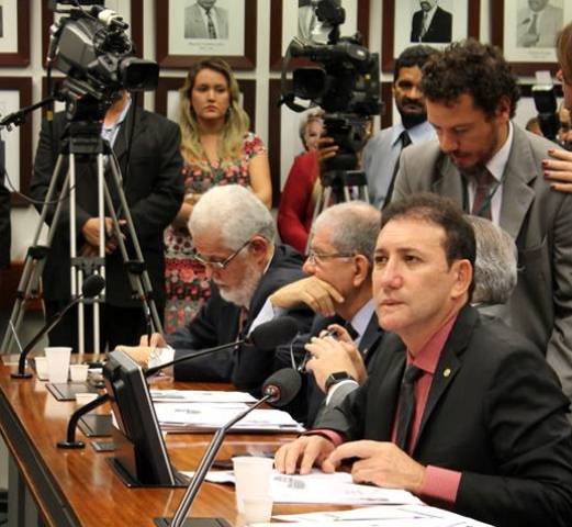 ministro de saude Adail