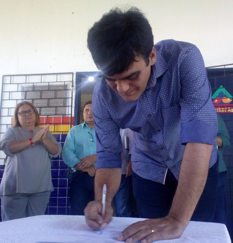 Prefeito Naumi Amorim inaugura