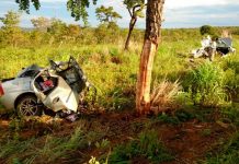 Carro com quatro pessoas da mesma família bate em árvore e parte ao meio na Bahia; mãe e filhos morrem.