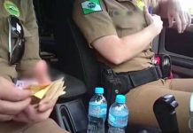 Policiais rodoviários são flagrados recebendo dinheiro de motoristas no Paraná