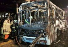 Cinco ônibus são destruídos em ataques em Fortaleza, e coletivos passam a circular escoltados pela PM