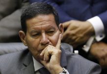 Mourão diz que Bolsonaro não é a favor de idade mínima de 65 para homens e mulheres