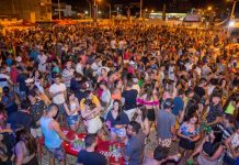 Em Várzea Alegre, desfile da “Véia debaixo da cama” e shows no Parque Cívico agitaram foliões.