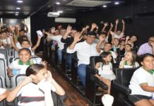 Prefeito Naumi Amorim visita cinema itinerante no Parque Guadalajara