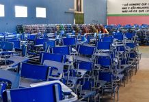 Escolas de Caucaia recebem novo mobiliário para alunos; 3.000 carteiras já foram entregues.