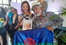 Instituto Cigano do Brasil entrega portfólio dos artistas Ciganos cearenses à vice-governadora.