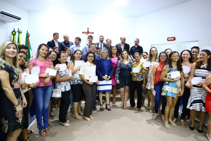 200 servidores da Educação Infantil de Várzea Alegre recebem certificado de participação em curso de primeiros socorros