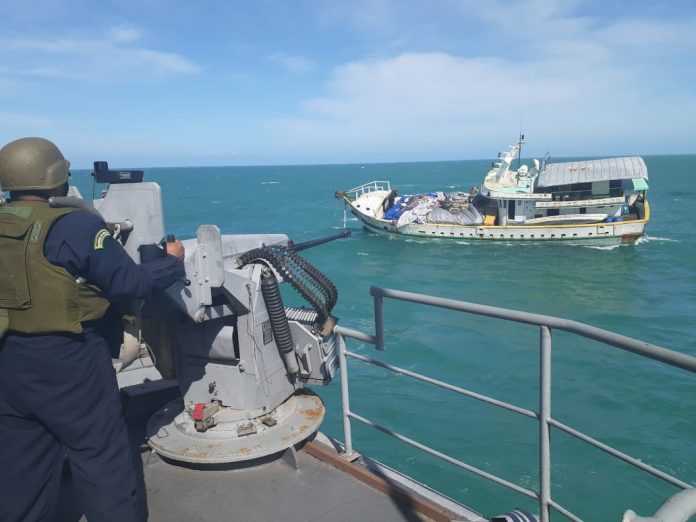 Ação integrada combate crime de contrabando e apreende embarcação no Ceará