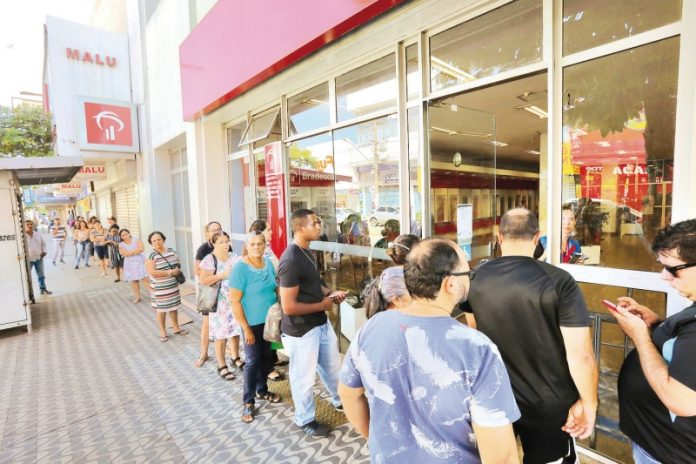 Decon e outras instituições recomendam organização de filas dentro e fora dos estabelecimentos para evitar aglomerações