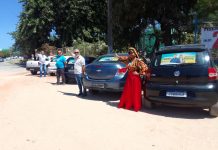 Candidata a deputada estadual Cigana Kassandra-55007 faz ‘adesivaço’ em Caucaia