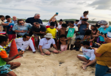 Imac/Caucaia realiza abertura de ninho de tartarugas na praia do Cauípe em ação educativa