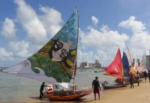 Jangadas viram telas artísticas e colorem a orla de Fortaleza em exposição gratuita