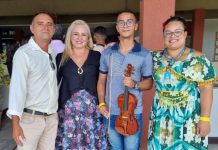A RBPC/Região Cariri faz entrega de um Violino ao Antony, jovem estudante de música na cidade do Crato.