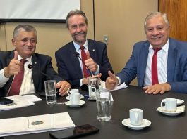 Em Brasília, O deputado José Airton Cirilo debate a conjuntura política nacional e as ações do governo Lula.