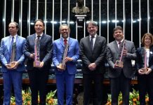 “O maior patrimônio de um povo está na capacidade de educar suas crianças”, diz Elmano ao receber comenda Alfabetização na Idade Certa.
