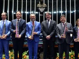 “O maior patrimônio de um povo está na capacidade de educar suas crianças”, diz Elmano ao receber comenda Alfabetização na Idade Certa.