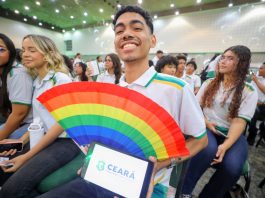 Com investimento superior a R$ 11 milhões, Governo do Ceará entrega mais de 25 mil tablets para alunos da rede pública de Fortaleza.