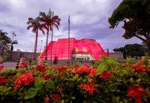 Plenário 13 de Maio ganha iluminação alusiva à campanha Junho Vermelho