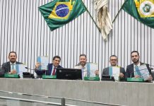 Presidente Romeu Aldigueri entrega Agenda Parlamentar 2026 aos deputados da Alece