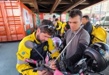 Detran-CE distribui e instala antenas corta-pipa para motociclistas de aplicativo em Fortaleza