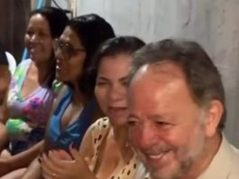 Diálogo franco: Acrisio Sena está visitando várias comunidades.