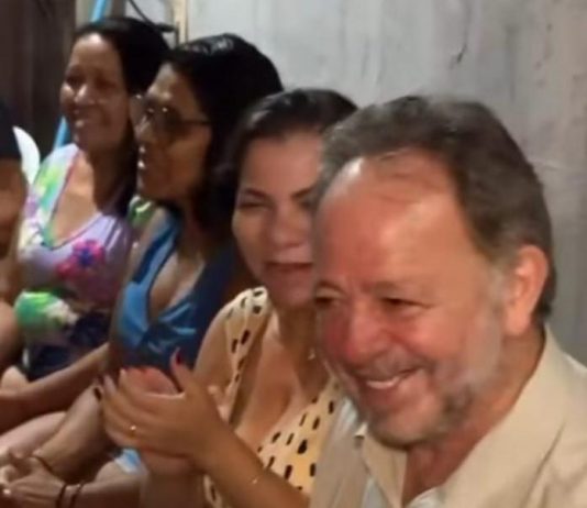 Diálogo franco: Acrisio Sena está visitando várias comunidades.