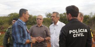 Governador Elmano de Freitas vistoria destruição de drogas encontradas em fazenda de Acopiara.